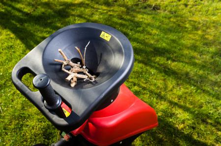 Roter Häcksler im Garten